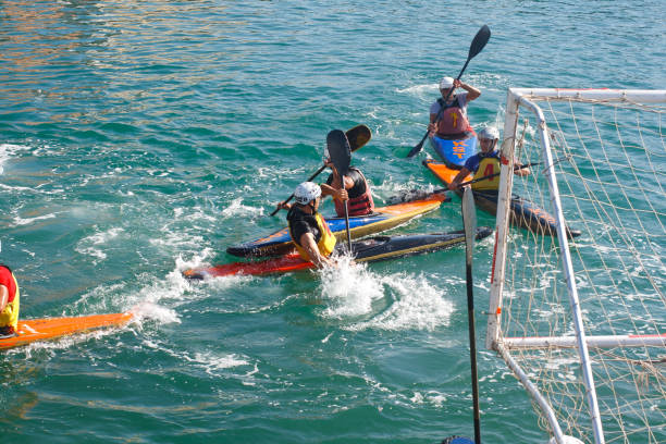 соревнования по гребле на байдарках и каноэ в море сиракуса - men summer passing tossing стоковые фото и изображения