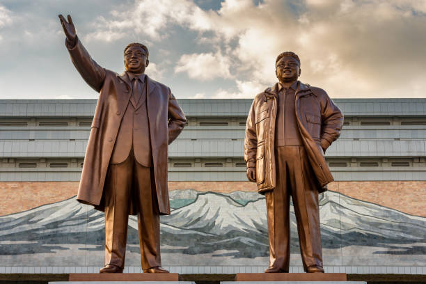 gran monumento en mansu hill en pyongyang, corea del norte - kim jong il fotografías e imágenes de stock