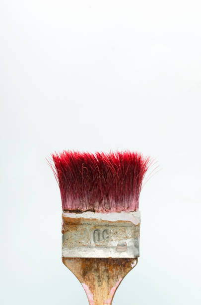 흰색 벽에 빨간 강모와 나무 손잡이가있는 오래된 페인트 브러시의 수직 이미지 - retro revival manual worker textured effect ideas 뉴스 사진 이미지