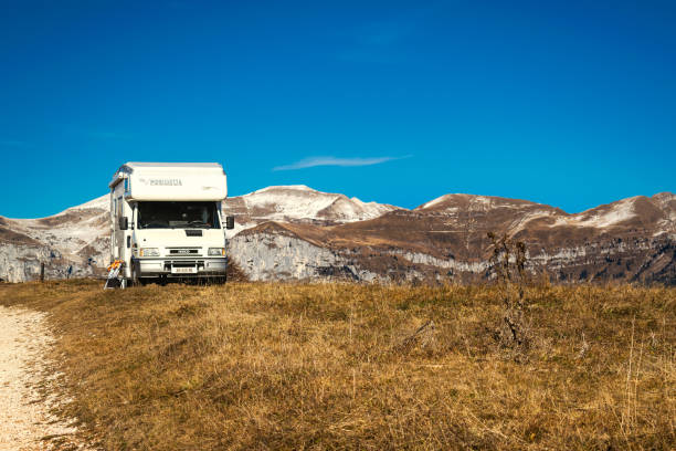 kostenloser campingplatz mit wohnmobil auf dem gipfel des berges im winter. monte avena, belluno, italien - beauty in nature belluno clear sky color image stock-fotos und bilder