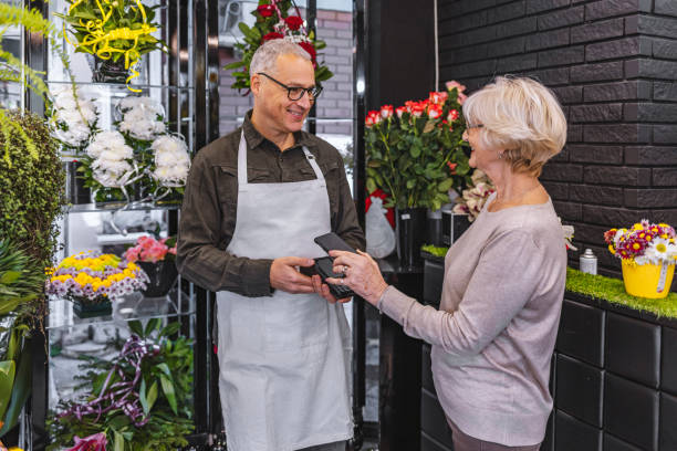 簡単な方法で支払う - florist supermarket flower bouquet ストックフォトと画像