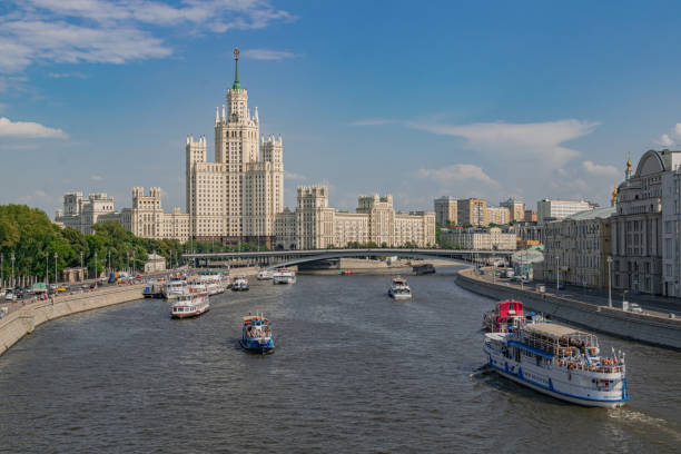 barcos turísticos en el río moscova, con el edificio de terraplén kotelnicheskaya - kotelnicheskaya fotografías e imágenes de stock