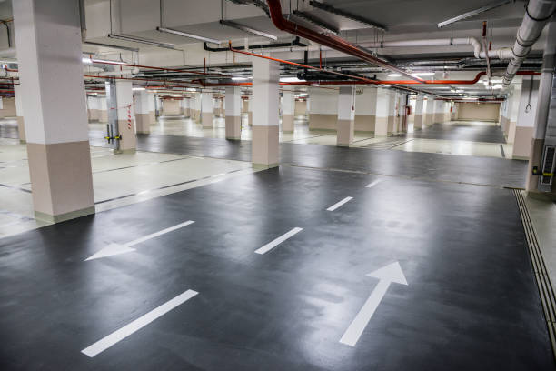 interior of underground parking garage - two way traffic imagens e fotografias de stock