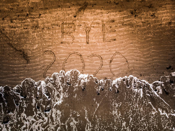 goodbye 2020 geschrieben in den sand mit flut und wellen kommen in - tide aerial view wave uk stock-fotos und bilder
