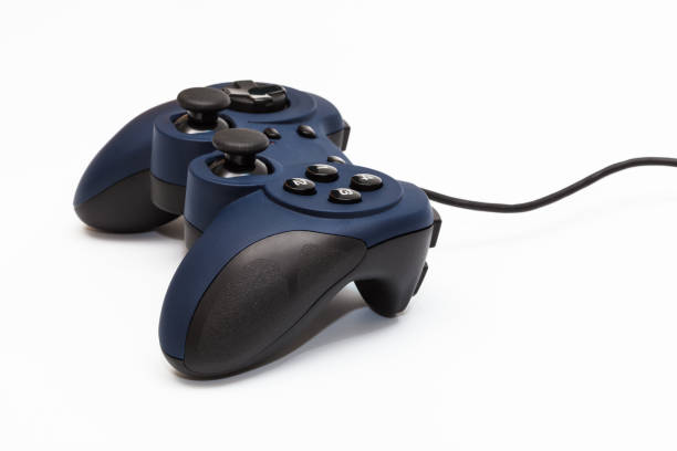moderner joystick für gaming auf weißem hintergrund - video game gamepad black isolated on white stock-fotos und bilder