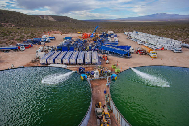 extração de petróleo não convencional. tanques de água para fratura hidráulica. - fracking - fotografias e filmes do acervo