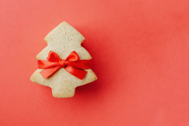pilha de biscoitos de pão curto em forma de árvore de natal amarrada com fita vermelha. - longstocking - fotografias e filmes do acervo