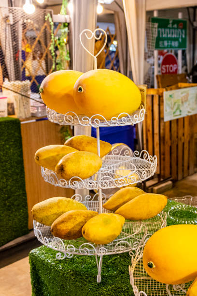 mango fresh fruits thai night market street food, bangkok, thailand. - huai khwang district imagens e fotografias de stock