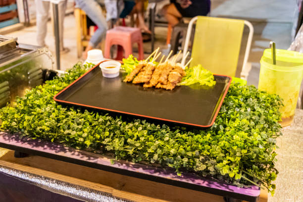 chicken skewers thai night market street food in bangkok, thailand. - huai khwang district imagens e fotografias de stock
