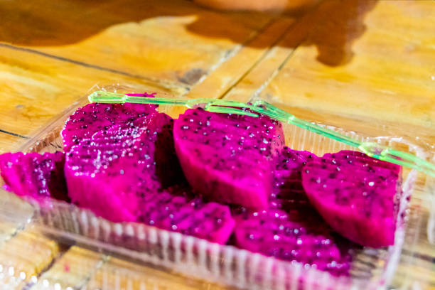 pitaya pink dragonfruit thai night market street food, bangkok, thailand. - huai khwang district imagens e fotografias de stock