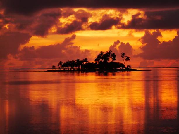 lever de soleil teka viki - îles wallis et futuna photos et images de collection