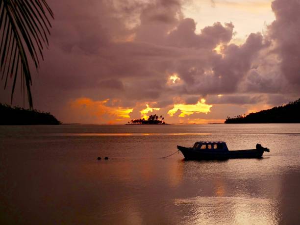 Lagoon sunrise Sunrise on téka viki wallis island wallis and futuna islands stock pictures, royalty-free photos & images