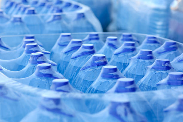 青いプラスチック飲料水のボトル - film industry ストックフォトと画像