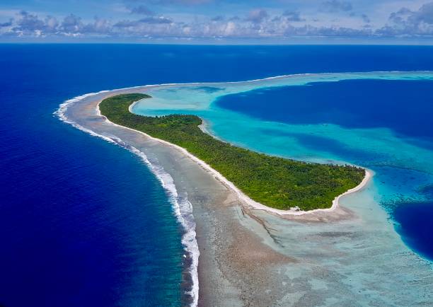 veduta aerea della laguna - isole wallis e futuna foto e immagini stock