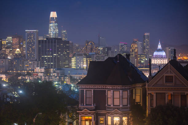 サンフランシスコの街並み、アラモ広場と街のスカイライン、カリフォルニア、アメリカ、夏の日の景色 - san francisco county golden gate bridge skyline night ストックフォトと画像