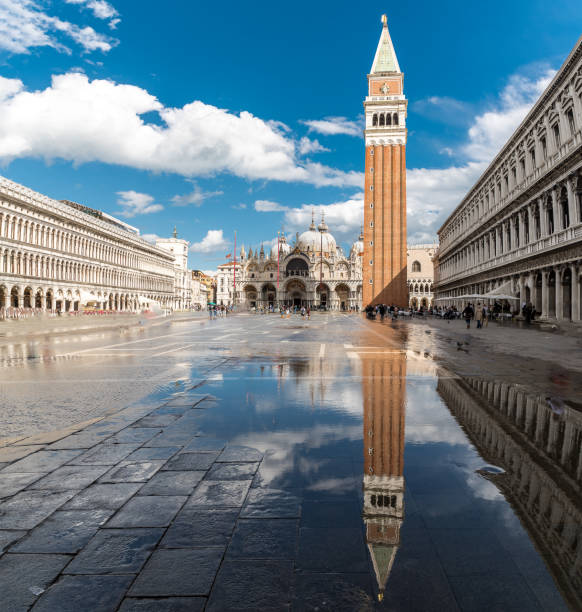 acqua alta (high water) the exceptional tide peaks in san marco square, venice, venezia, italy - acqua alta imagens e fotografias de stock