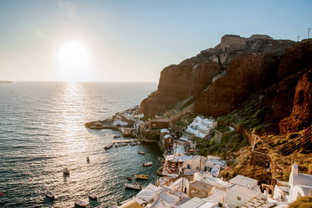 puerto pesquero en oia en la isla de santorini - 16022 fotografías e imágenes de stock