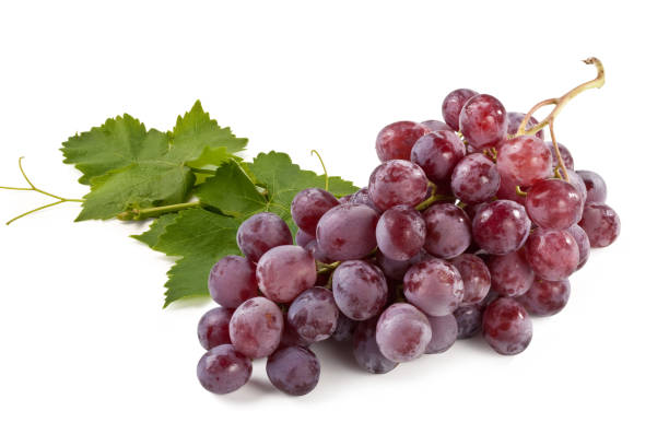 czerwone winogrona z izolowanymi liśćmi - red grape grape fruit sweet food zdjęcia i obrazy z banku zdjęć