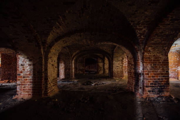 暗くて不気味なアーチ型の赤レンガダンジョン - abandoned church indoors dirty ストックフォトと画像