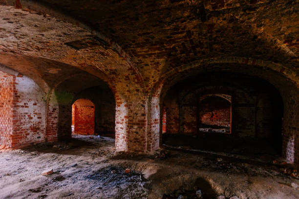 暗くて不気味なアーチ型の赤レンガダンジョン - abandoned church indoors dirty ストックフォトと画像