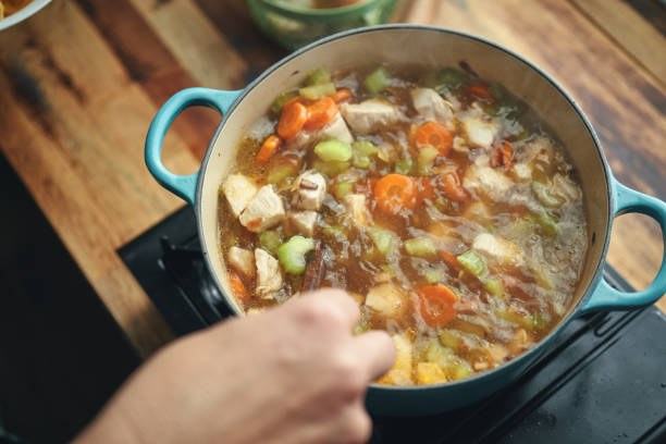 新鮮な野菜でチキンヌードルスープを準備する - cooking domestic kitchen vegetable soup ストックフォトと画像