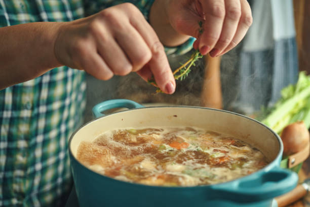 preparación de sopa de fideos de pollo con verduras frescas - sopa de verduras fotografías e imágenes de stock