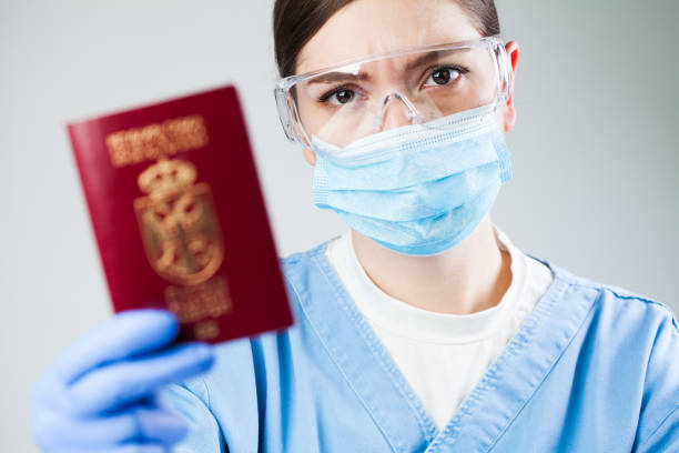 lekarz lub pielęgniarka na lotnisku kontroli bezpieczeństwa celnego posiadania paszportu - customs emigration and immigration prevent entrance zdjęcia i obrazy z banku zdjęć