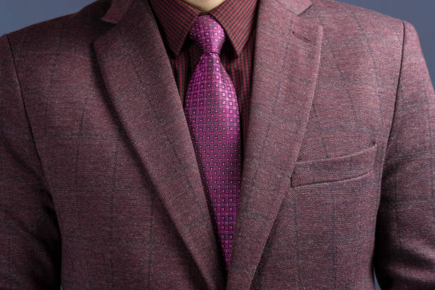 エレガントなカスタムテーラード高価なスーツを着た男。クローズアップ。 - necktie close up suit lapel ストックフォトと画像