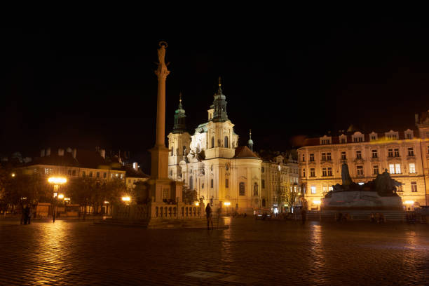 praga/czechy - 18 listopada 2020: noc w historycznym centrum pragi bez prawie turystów z powodu blokady covid-19 - prague czech republic charles bridge famous place zdjęcia i obrazy z banku zdjęć