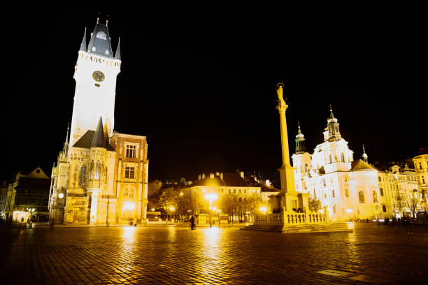 praga/czechy - 18 listopada 2020: noc w historycznym centrum pragi bez prawie turystów z powodu blokady covid-19 - prague czech republic charles bridge famous place zdjęcia i obrazy z banku zdjęć