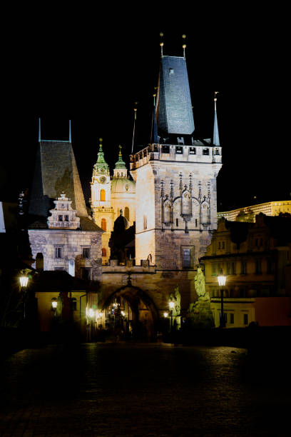 praga/czechy - 18 listopada 2020: noc w historycznym centrum pragi bez prawie turystów z powodu blokady covid-19 - prague czech republic charles bridge famous place zdjęcia i obrazy z banku zdjęć