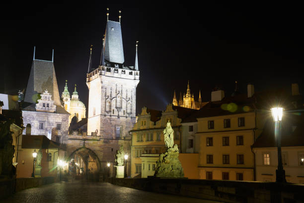 praga/czechy - 18 listopada 2020: noc w historycznym centrum pragi bez prawie turystów z powodu blokady covid-19 - prague czech republic charles bridge famous place zdjęcia i obrazy z banku zdjęć