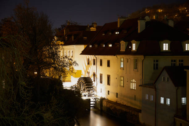 praga/czechy - 18 listopada 2020: noc w historycznym centrum pragi bez prawie turystów z powodu blokady covid-19 - prague czech republic charles bridge famous place zdjęcia i obrazy z banku zdjęć