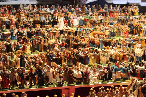 tradicional figura de presépio artesanal chamada santons na frança no mercado natalino. - santons - fotografias e filmes do acervo