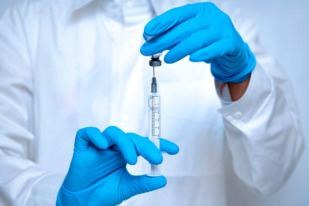 медицинские руки со шприцем для вакцинации - doping test стоковые фото и изображения