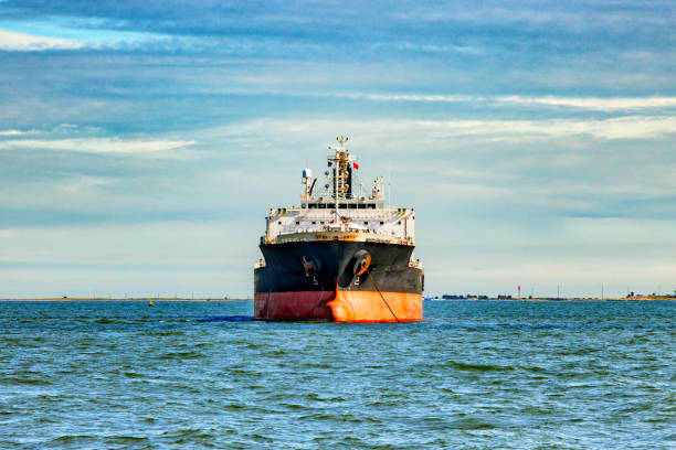 tankowiec w zatoce galveston - tanker oil tanker oil industrial ship zdjęcia i obrazy z banku zdjęć