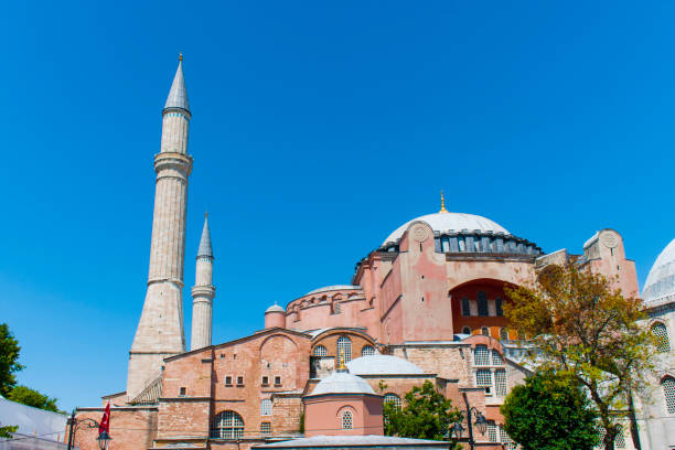 Istanbul, Turkey / July 2019 Mosque of sacred importance in Islam and Christian religion. Hagia Sophia Museum, which was used as a mosque for a long time after the church when it was first built estambul, turquía / mezquita de julio de 2019 de importancia sagrada en el islam y la religión cristiana. museo de santa sofía, que fue utilizado como mezquita durante mucho tiempo después de la iglesia cuando se construyó por primera vez