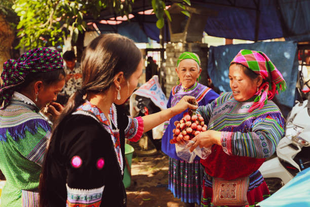 mercado da tribo bac ha hill no norte do vietnã - bac ha - fotografias e filmes do acervo