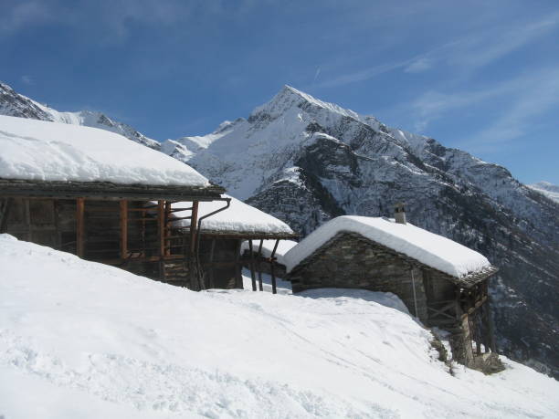 istock refuge immersed in the snow 1287959823