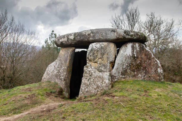 dolmen of maus de salas - dolmen stone grave ancient fotografías e imágenes de stock