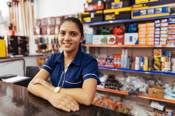 jonge latijnse vrouw die in ijzerhandel werkt - verkoopster stockfoto's en -beelden