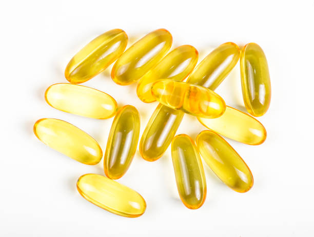 olej z ryb pomarańczowy żółty softgels kapsułki oleju rybnego omega 3 izolowane na białym tle. koncepcja zdrowego odżywiania - cod liver oil fish oil capsule yellow zdjęcia i obrazy z banku zdjęć