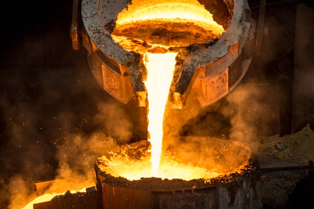 タンクは製鉄所で液体金属を注ぐ - steel furnace indoors foundry ストックフォトと画像