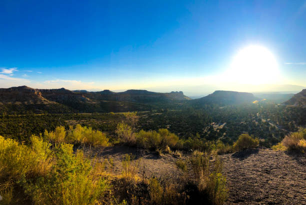 los alamos, nm: scogliere rocciose e canyon con sol levante - alamos foto e immagini stock