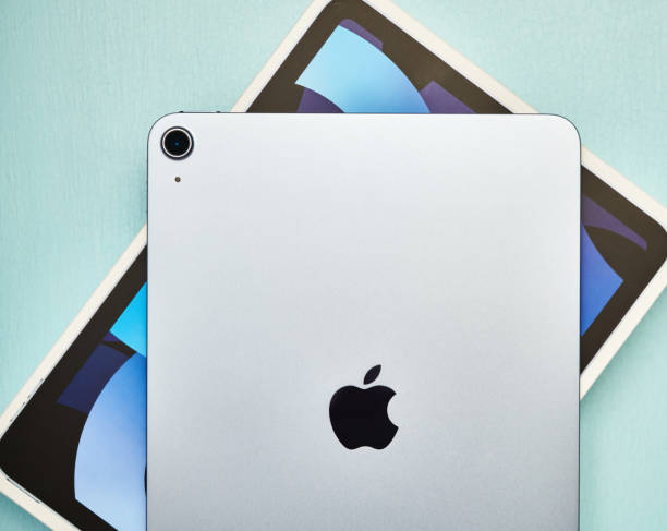 apple ipad air 4 em sky blue - apple ipad - fotografias e filmes do acervo