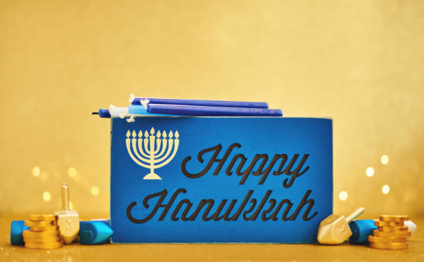 tło chanuka ze świecami i dreidel na złoto i happy wiadomość chanuka - hanukkah menorah candle blue zdjęcia i obrazy z banku zdjęć
