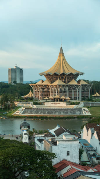 dewan undangan negeri sarawak at kuching waterfront. - sarawak state imagens e fotografias de stock