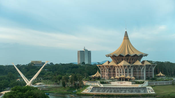 conselho estadual de convites de sarawak em kuching waterfront. - sarawak state - fotografias e filmes do acervo