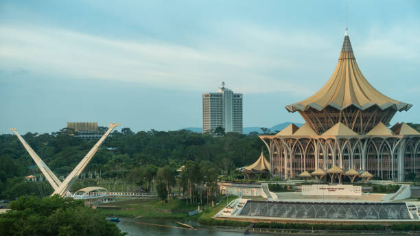 conselho estadual de convites de sarawak em kuching waterfront. - sarawak state - fotografias e filmes do acervo