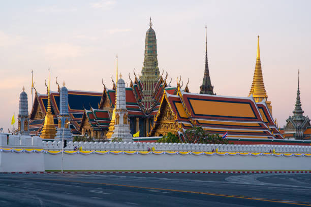 temple du bouddha d’émeraude ou temple de wat phra kaew à bangkok,thailnd - garuda bangkok thailand gold photos et images de collection